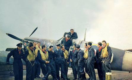 Piloci i obsługa naziemna dywizjonu 303 sfotografowana przy samolocie Hurricane, którym latał Jan Zumbach. Legendarna jednostka przeszła do historii