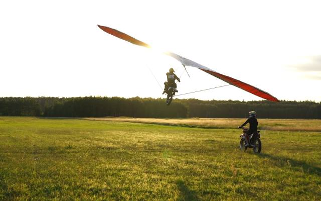 To szaleńcy! Grupa Enduro z Małopolski w projekcie Latający Motocykl. Doczepili jednoślad do paralotni i  unieśli się w powietrze