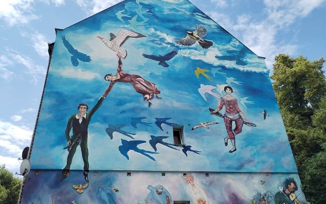 Te kolorowe podwórka we Wrocławiu ściągają turystów z całej Polski. Zobacz murale na starych kamienicach, które przenoszą w inny świat