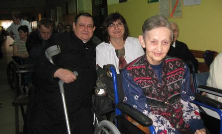 Ksiądz Grzegorz Rogulski, kapelan DPS wraz z mieszkańcami z uwagą słuchał koncertu.
