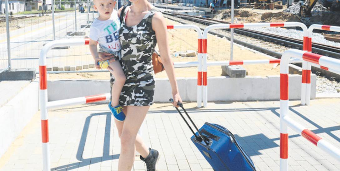 Magdalena Grab z synem Fabianem na stacji PKP Zielona Góra. 
