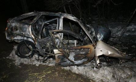 Śmierć na DK 19. Opel uderzył w drzewo, kierowca uwięziony w płonącym aucie. (zdjęcia)
