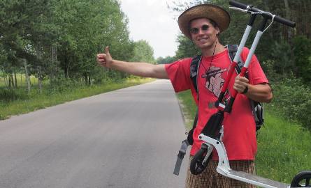 Autostopem, hulajnogą i za grosze - tak Tomek Jakimiuk chce dotrzeć z Siemiatycz do Chin. Relację z tej wyprawy będzie można śledzić na jego stronie