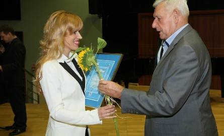 Anna Nowak–Musiał otrzymuje gratulacje od posła Mirosława Pawlaka.