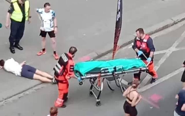 Interwencja służb medycznych podczas półmaratonu w Poznaniu. Jeden z biegaczy leżał się na chodniku