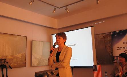 Monika Rokicka z Ambasady USA w Warszawie informwowała o zawartości biblioteki wirtualnej American Corner