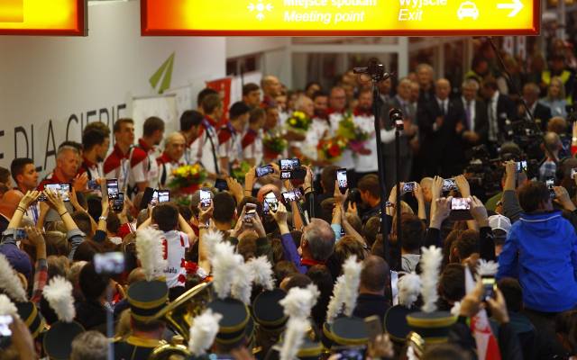 Powitanie siatkarzy na lotnisku w Warszawie. Tłumy kibiców przywitały Mistrzów Świata. Była orkiestra, śpiewy i flagi [ZDJĘCIA] 