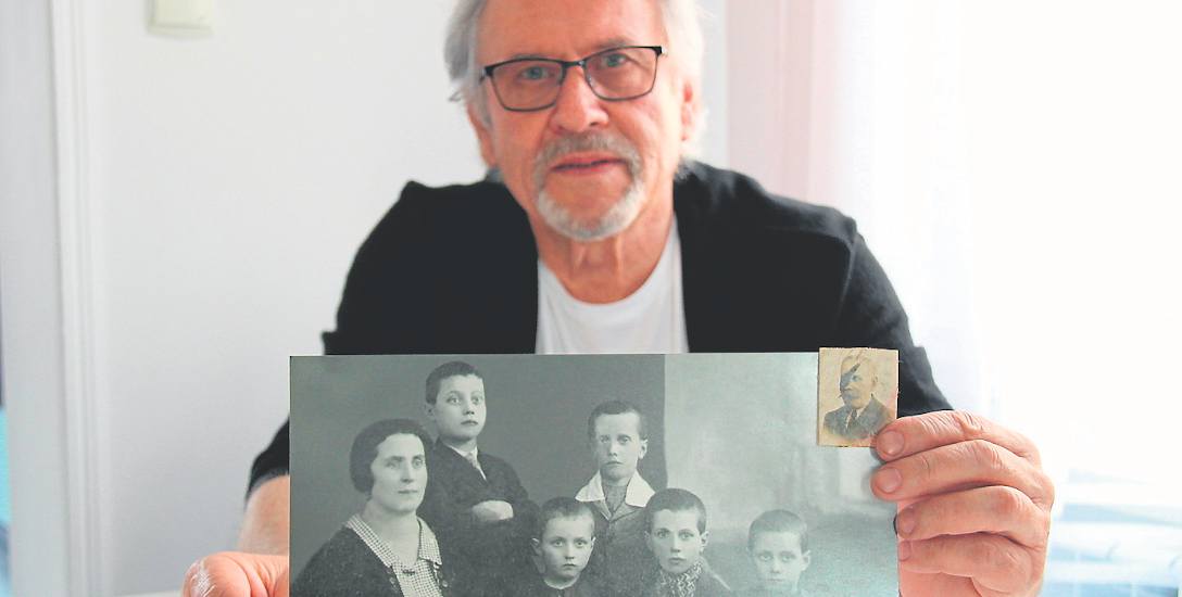 Zbigniew Sielańczyk pokazuje zdjęcie. Są na nim: babcia, ojciec Wiktor, wujkowie Jan, Zenon, Marian, Antoni i dziadek Konstanty