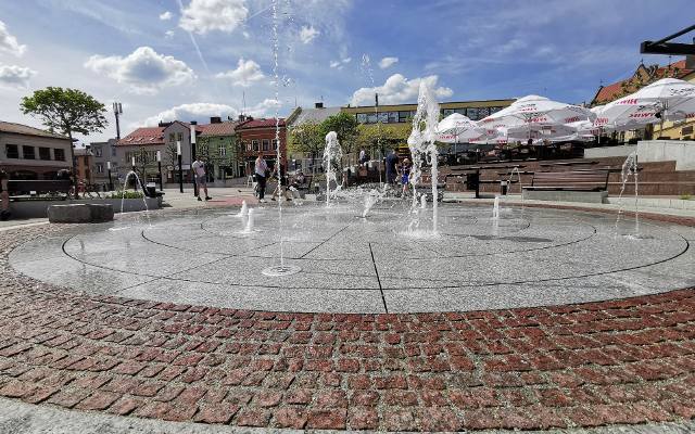 Rynek w Chrzanowie po rewitalizacji. Woda trysnęła z nowej fontanny za milion złotych. Zobacz zdjęcia 