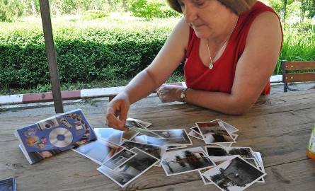 Pani Cecylia z Tarnobrzega-Wielowsi pokazuje nam zdjęcia swojego domu do którego nie może wrócić od trzech tygodni.
