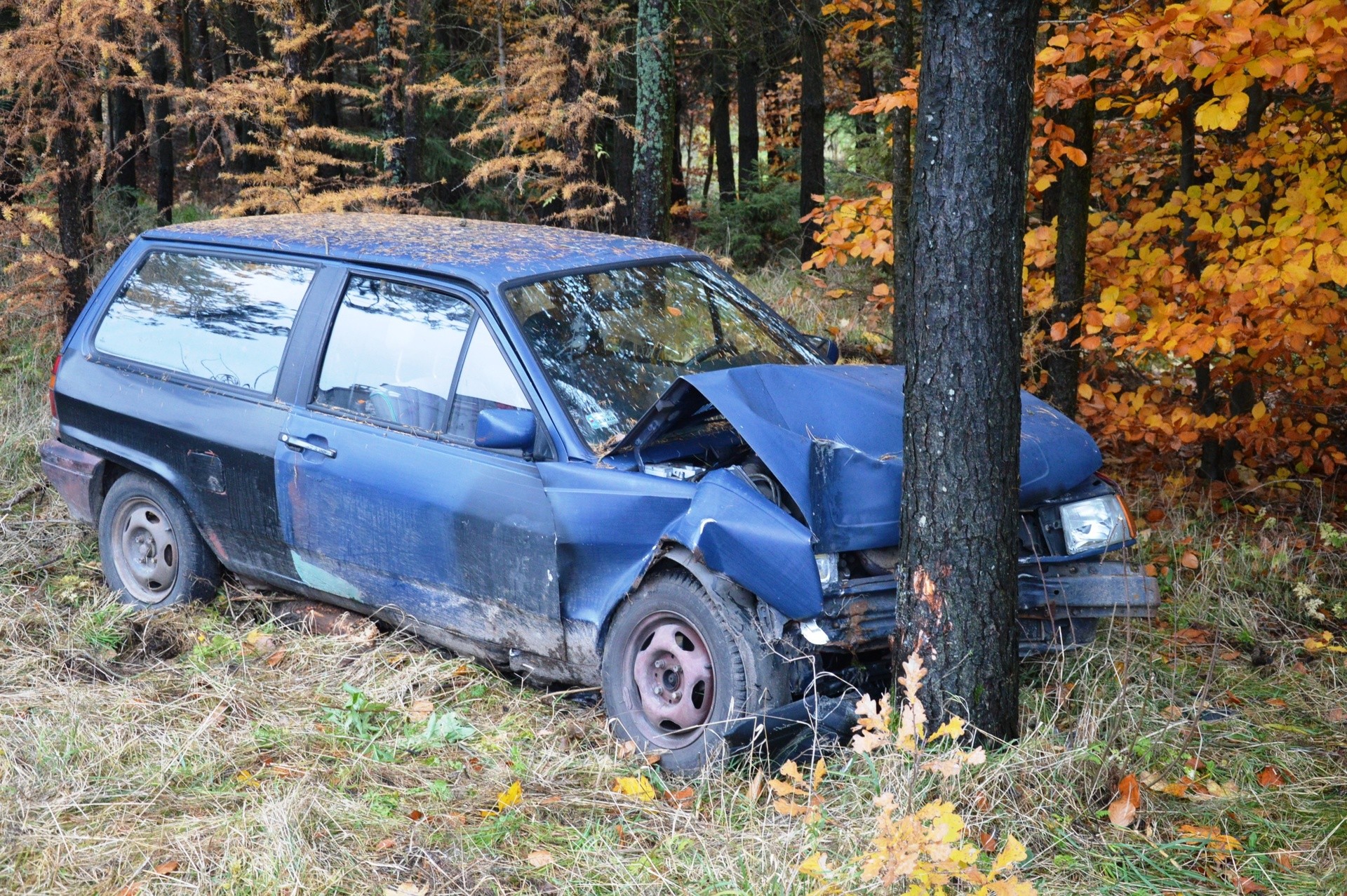 Wypadek w Udorpiu. VW polo uderzył w drzewo (zdjęcia