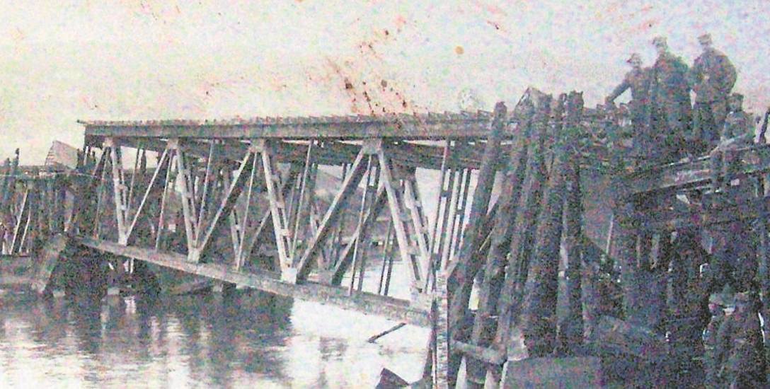 W sierpniu 1920 r. bolszewicy próbowali opanować Włocławek. Nie udało się, ale 16 sierpnia  polscy obrońcy miasta zmuszeni byli podpalić most na Wiśle