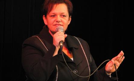 Kandydatka PSL do rady powiatu Barbara Kotowicz zaprezentowała się wyborcom na scenie domu kultury śpiewając wraz z miejscowym zespołem "Fart",