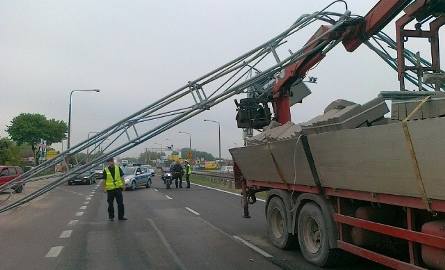 Ciężarówka uderzyła w bramownicę drogową w Radomiu (zdjęcia)