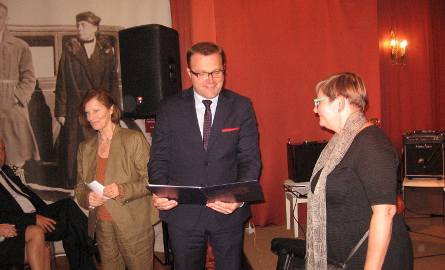 Powołanie do Kapituły otrzymuje z rąk prezydenta Radosława Witkowskiego Ewa Graczyk z Uniwersytetu Gdańskiego.