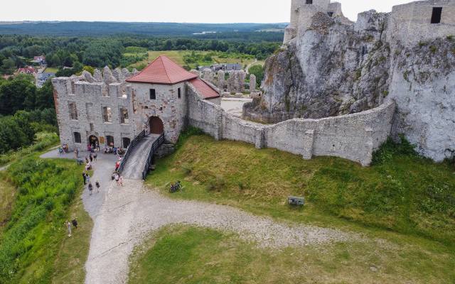 Zamek w Rabsztynie przejdzie remont. W ramach prac powstaną dwie nowe ekspozycje i oświetlenie. Nie zabraknie też prac konserwatorskich  