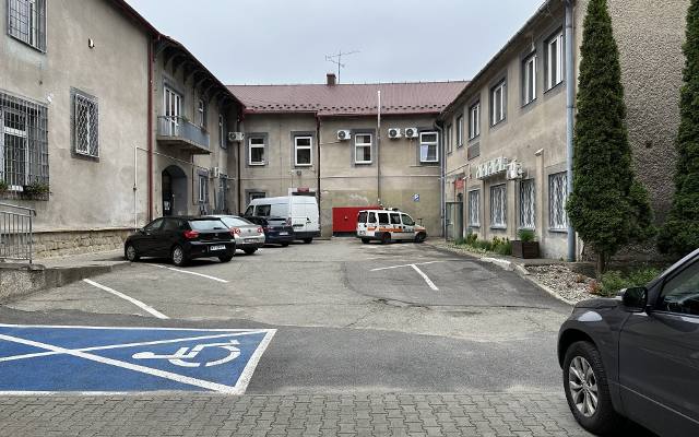 Nowe otwarcie bocheńskiego magistratu. Parking na dziedzińcu został udostępniony dla petentów
