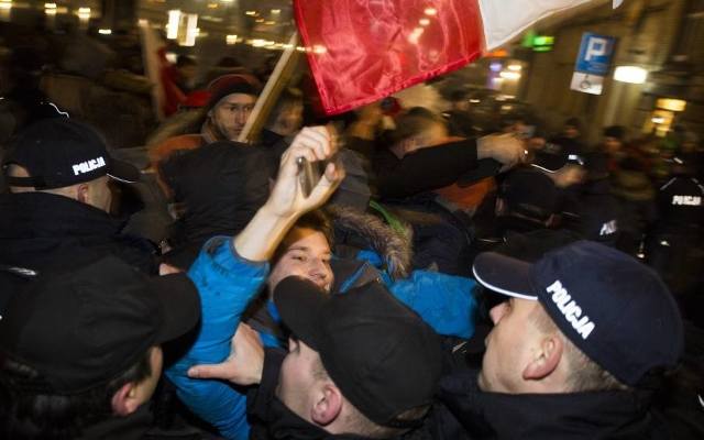 Kraków. Sąd uchylił postanowienie o umorzeniu postępowań za blokadą Wawelu