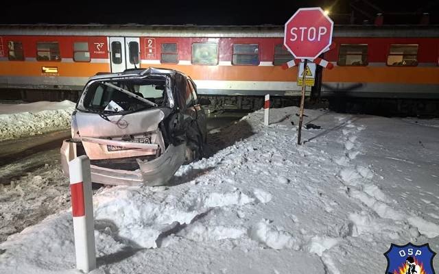 Cudem przeżyła ten wypadek! Pociąg staranował samochód osobowy na przejeździe kolejowym w Andrychowie