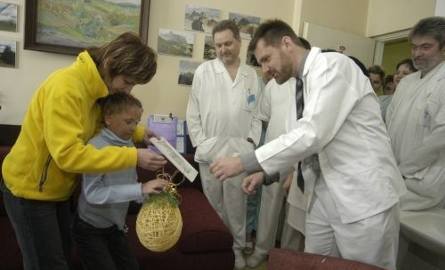 Lekarze już czekali na swoją małą pacjentkę. Doktor Wojciech Walas odbiera przywiezione prezenty.