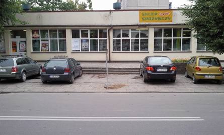 Absurd w Kostrzynie! Drogowcy zamontowali znak blokując parking i chodnik (zdjęcia Czytelnika)