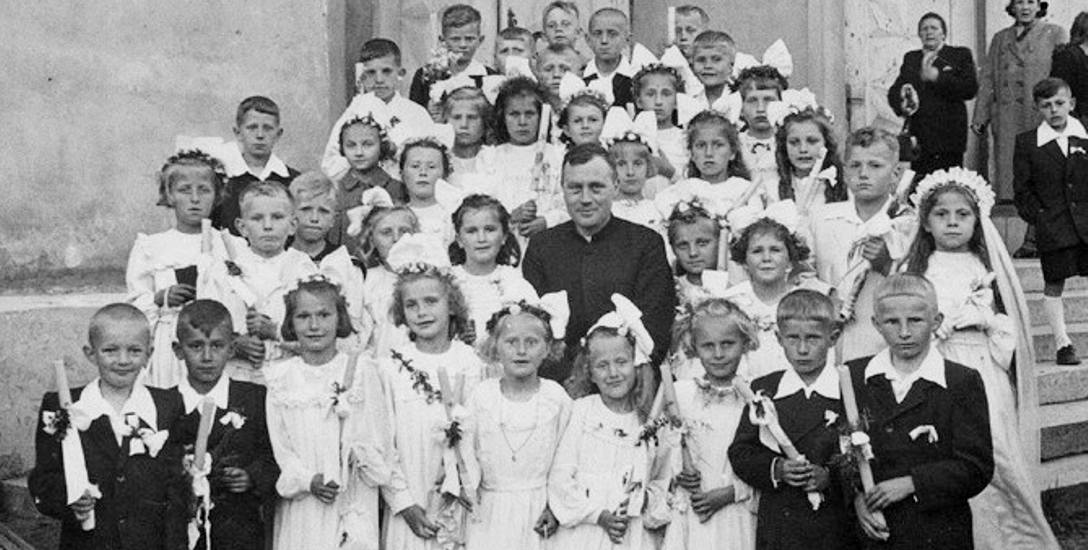 Pamiątkowa fotografia z I Komunii Świętej białostockich dzieci, lata 50. XX wieku