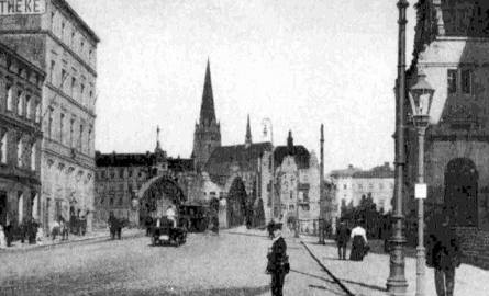 Ulica Energetyków (Die grosse Lastadie), z widokiem na wieżę katedry Św. Jakuba. Po prawej Urząd Celny,po lewej nie istniejący budynek apteki (ok. 1925