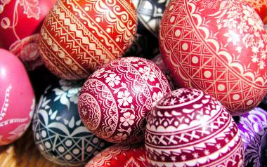 Przygotowywanie pięknych, wielobarwnie i misternie zdobionych jaj stanowi popularny element sztuki ludowej na całym świecie.
