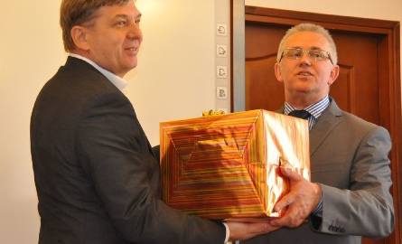 Wiceburmistrz Krzysztof Jasiński za pośrednictwem dyrektora Dariusza Kowalczyka dziękował wszystkim koneckim bibliotekarzom.