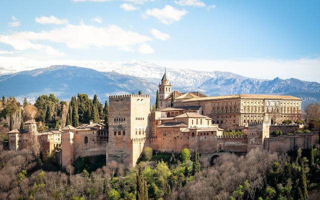 Poznaj najwspanialsze zamki i pałace Hiszpanii. To miejsca, które zachwycają architekturą i historią
