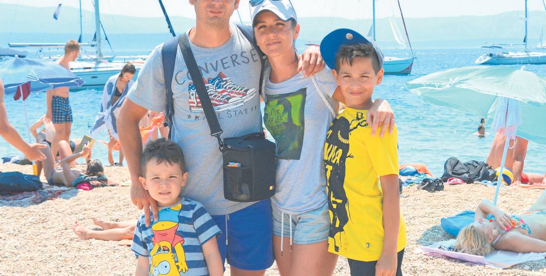 Jacek Kubicki lubi podróże. Od kilku lat urlop wakacyjny spędza w słonecznej Chorwacji. Na zdjęciu z żoną Justyną oraz synami 12-letnim Oliwierem oraz