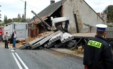 Ciężarówka uderzyła w dom w Opatowie. Kierowca auta zginął na miejscu (zdjęcia)