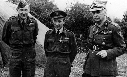 Stanisław Skalski z marsz. lotnictwa Arthurem Coninghamem (po lewej) oraz gen. Kazimierzem Sosnkowskim (po prawej). 1943 rok