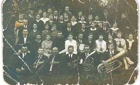1920 rok. Białostoczek miał własną orkiestrę. Muzykanci siedzą na dole. Od lewej Jakubowski, kowal Waleśko, w środku Rutkowski - wylicza pan Edmund.