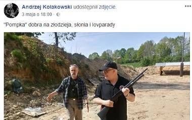 Wykładowca Uniwersytetu Gdańskiego na zdjęciu ze strzelbą. 