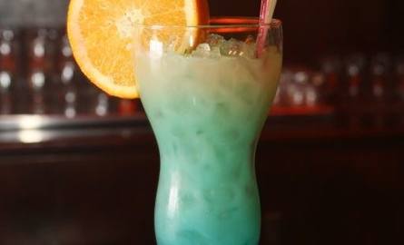 Cud Karaibów z dodatkiem alkoholowego blue curacao ma niesamowity kolor.