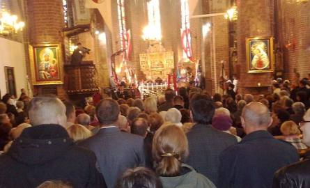 Gorzowska katedra pęka w szwach. Na pogrzeb przybyły tłumy. Mszę zdobi kilkanaście sztandarów.