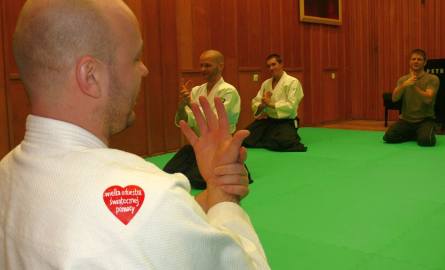 Trening zawodników aikido sagaku dojo w szkole muzycznej.