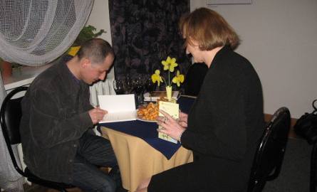 Michal Sobol podpisywał tomiki wierszy,