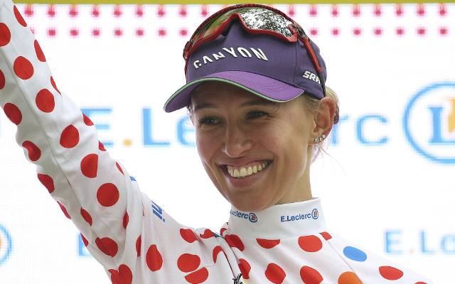 Katarzyna Niewiadoma na podium drugiego etapu kolarskiego wyścigu Tour de Romandie