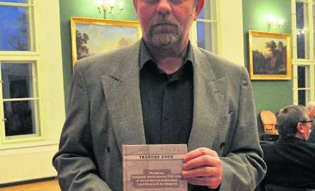 Tadeusz Zych, dyrektor Muzeum Historycznego Miasta Tarnobrzega prezentuje okładkę swojej najnowszej książki.
