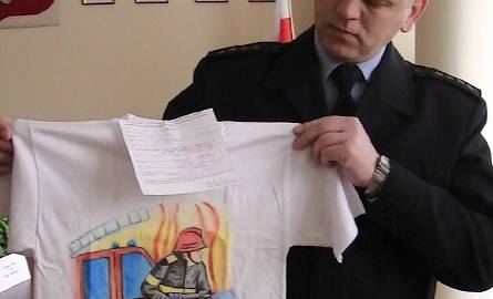 Starszy kapitan Jacek Widuch, rzecznik prasowy Komendy Miejskiej Państwowej Straży Pożarnej w Tarnobrzegu prezentuje jedną z najbardziej oryginalnych