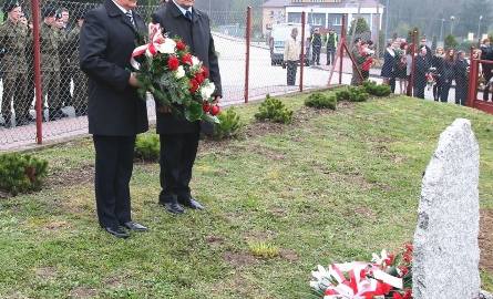 Podczas piątkowych uroczystości kwiaty przed obeliskiem złożyli burmistrz Tadeusz Knopek (z lewej) i sekretarz miasta Zbigniew Kołton.
