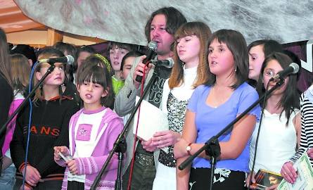 Na koniec spotkania artysta zaśpiewał wspólnie ze wszystkimi uczniami biorącymi udział w konkursie „Godzinę z gwiazdą”