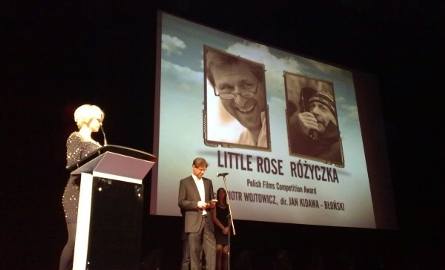 Piotr Wojtowicz odbiera nagrodę za film "Różyczka". Galę zamykającą tegoroczną edycję Plus Camerimage poprowadziła Magda Mołek