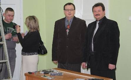 Radosław Moskal (z lewej) i dyrektor Czesław Golis osobiście dopilnowali montażu urządzeń.