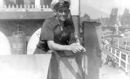 Juliusz Manikowski na holowniku „Nurzec” - 1958 rok.