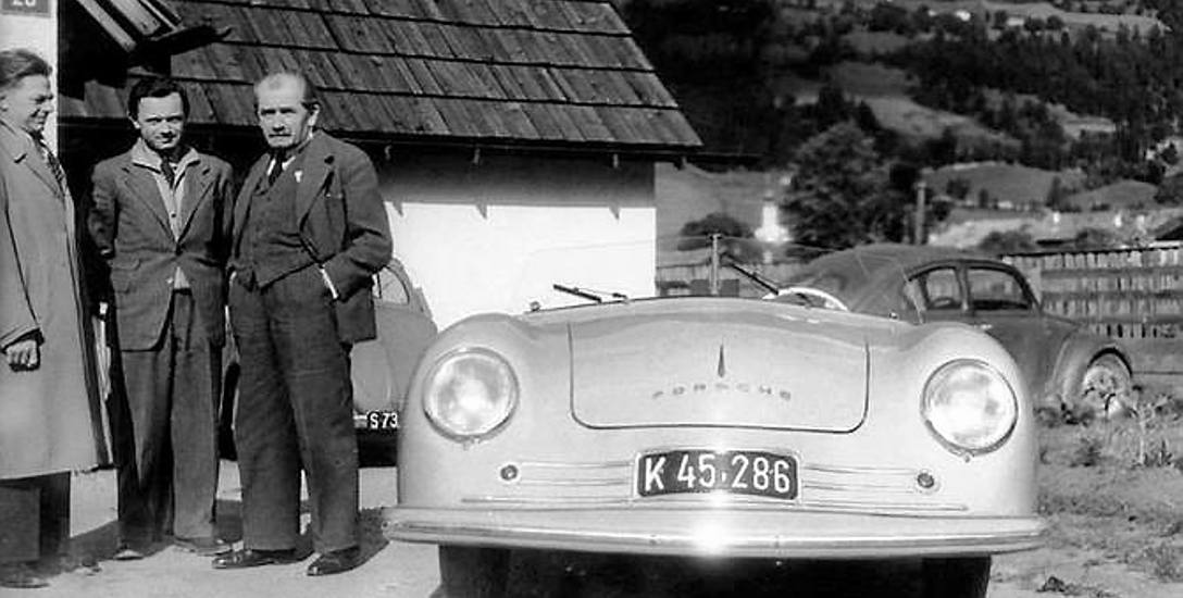 Rok 1947. Przed letnim domem w Gmünd stoi prototyp o oznaczeniu 356/1. Przy nim (od prawej): Ferdinand Porsche, Ferry Porsche i Erwin Komenda