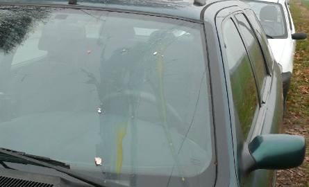 Na przedniej szybie samochodu sekretarza gminy Secemin ktoś rozbił jajko.