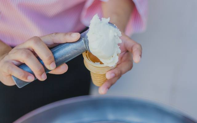 Czy jesteś wśród osób, które nie powinny jeść lodów? Wyjaśniamy, na co pomagają, a kiedy szkodzą. Po jakie lody można sięgać na diecie?